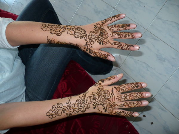 More henna hands