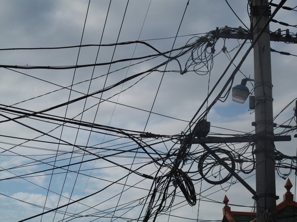 electric cables in the city / cables de electricidad en la ciudad