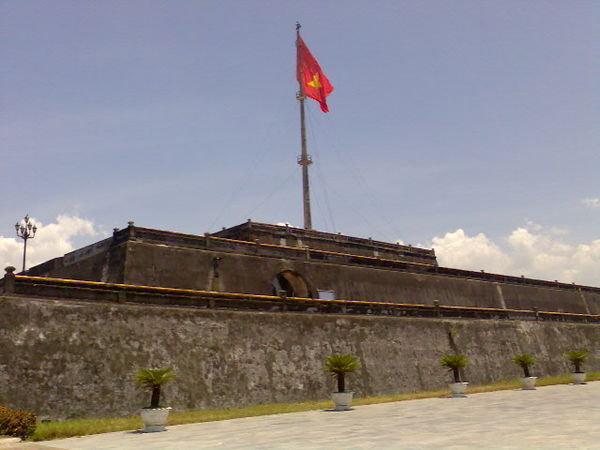 tall flag of vietnam