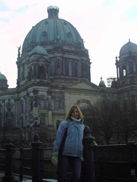 Bri in front of the Berliner Dom