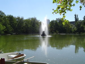 Cişmigiu Gardens Lake & Fountain