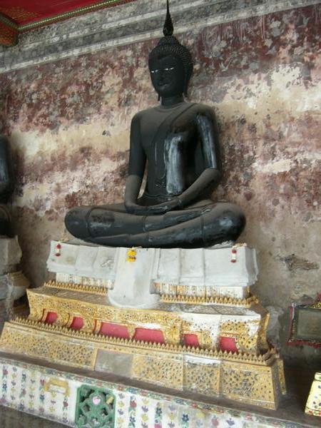 Buddhas as memorials