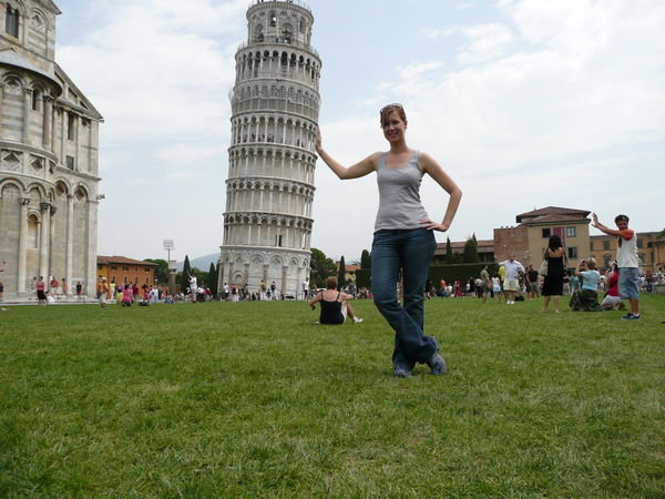 Nicole leaning on the Leaning tower