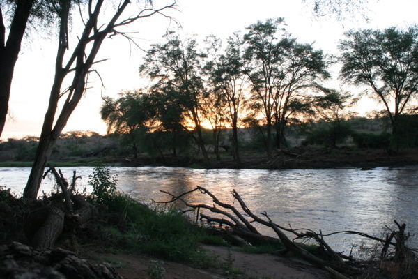 Solopgang over floden ved campen 