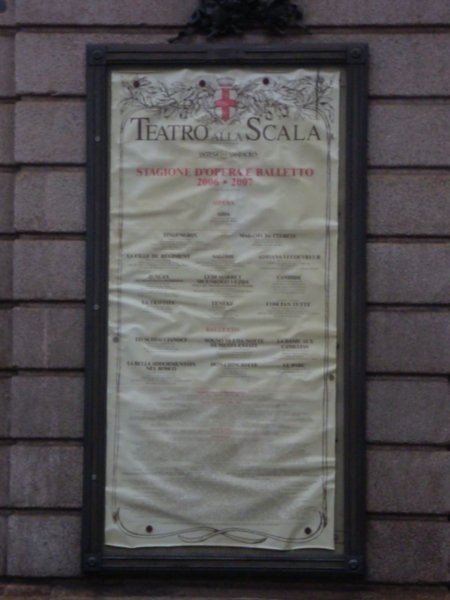 Sign in front of the Teatro de Scala