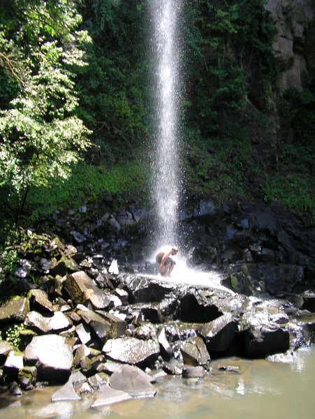 Det er en udfordring at bade i selv det mindste af Iguazus vandfald.
