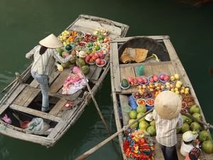 Fruit sellers - Ha Long Bay