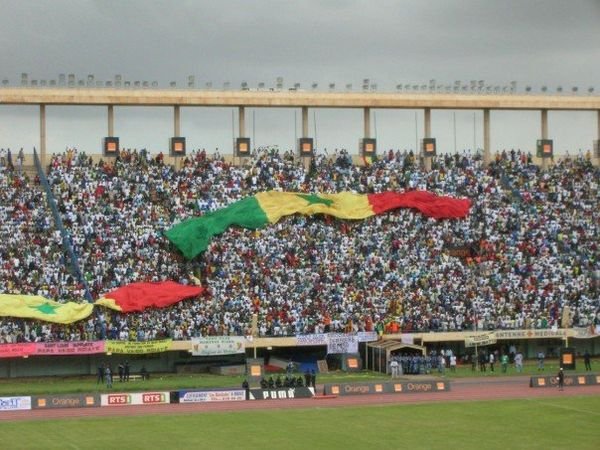 Senegalese flags moving through the crowd