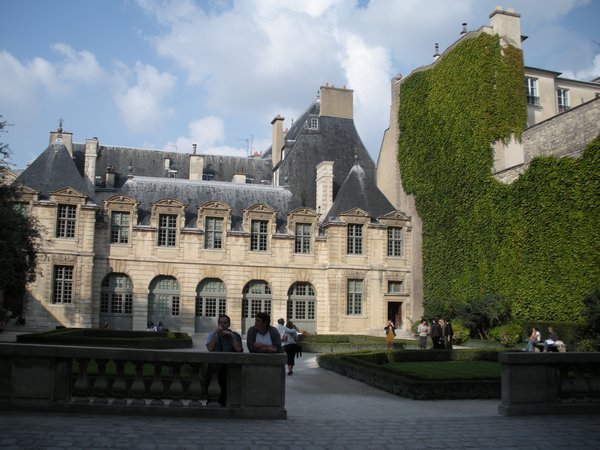 courtyard of HÃ´tel de Sully 