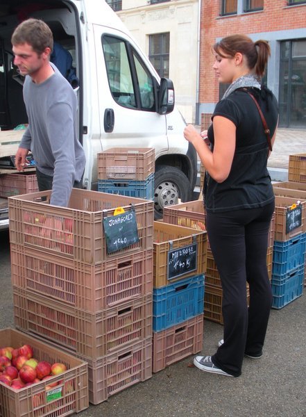 Sarah buying apples