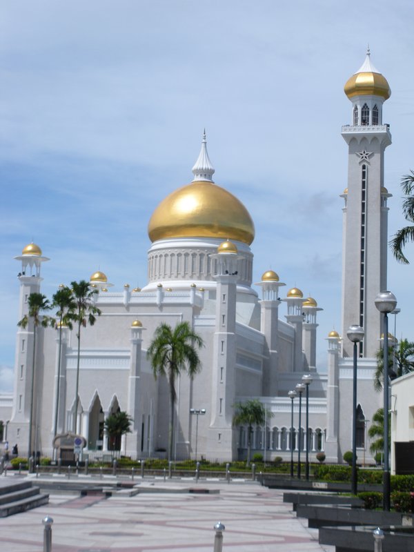 Omar Ali Saifuddien mosque on a sunny day