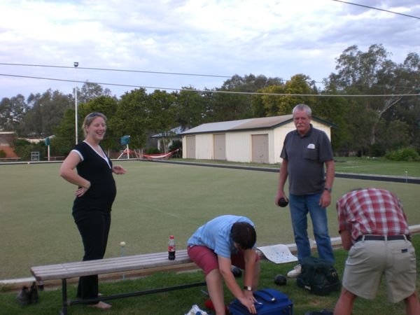 a game of bowls (links Christel)