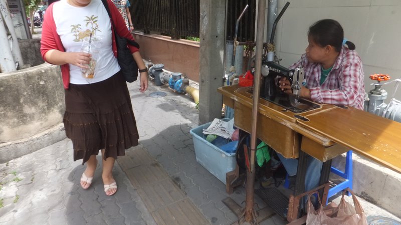 Bangkok - Sewing on footpath