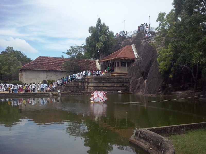 streams of people into temples