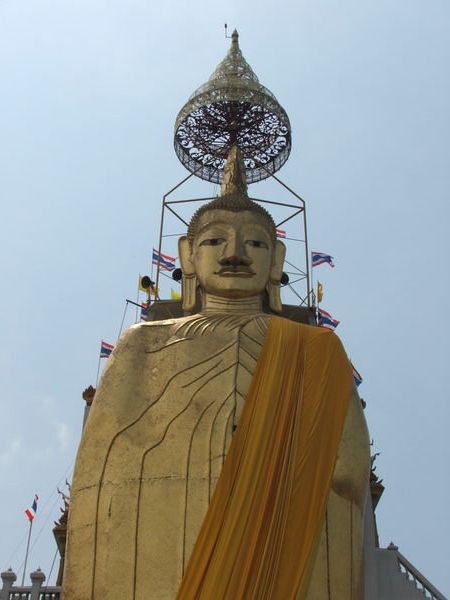 Álló Buddha