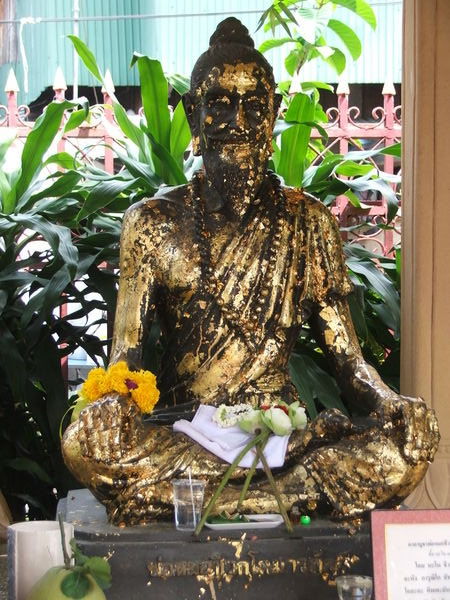 Shivago az álló buddha lábánál