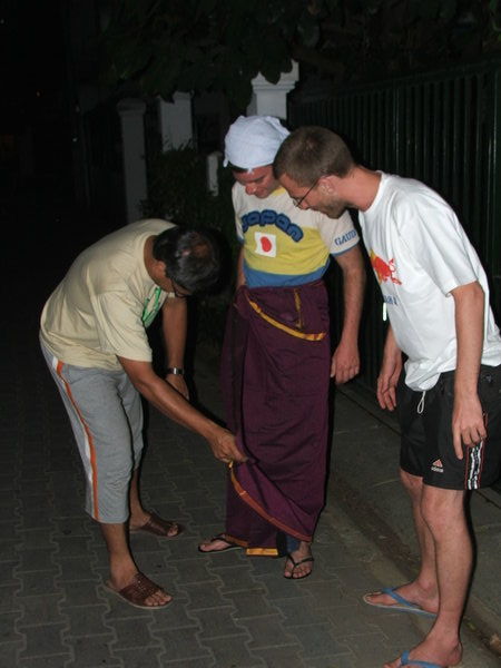 Gabor baratunk megkapta indiai lungijat es ime az eredmeny
