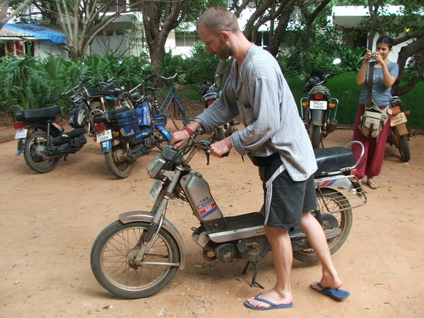 ezzel a kokorszaki mopeddel furikaztunk Pondibol Aurovillebe 3napig, jelentem, tuleltuk:)