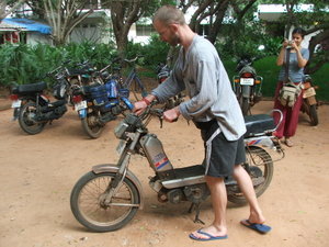 ezzel a kokorszaki mopeddel furikaztunk Pondibol Aurovillebe 3napig, jelentem, tuleltuk:)