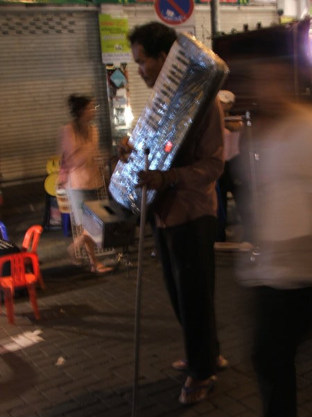 thai-vak szintetizároros utcai zenész