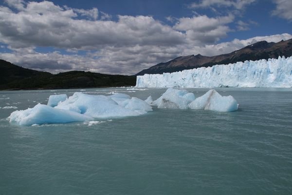 Icebergs and Perito Morino Glacier
