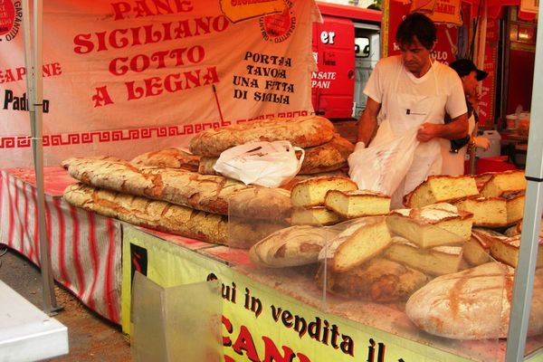 bread vendor at Bergamo's fair