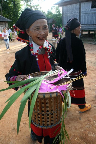 Deang woman with offering