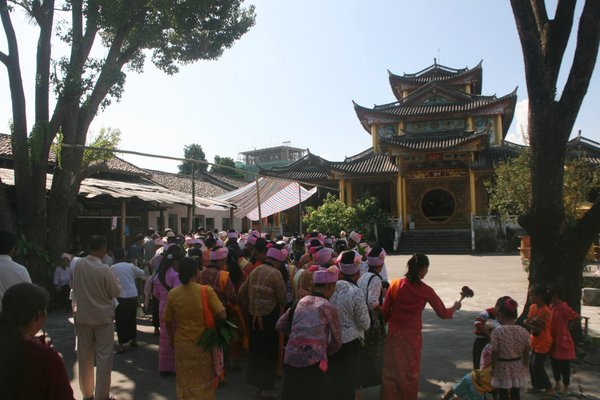 temple crowds