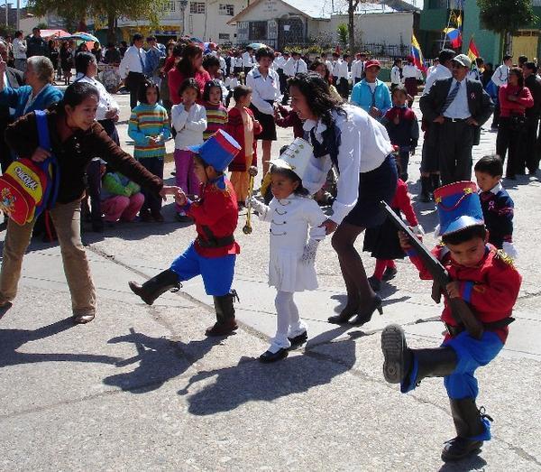 Children parade in Plaza Tupac Amaru