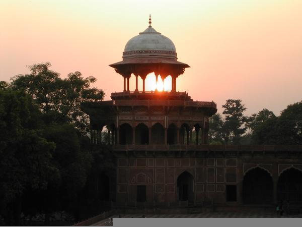 Sun going down at Taj