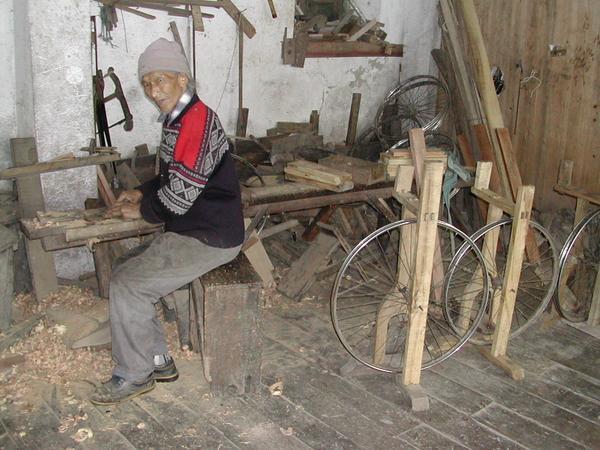 Tibetan home-made weaving machines