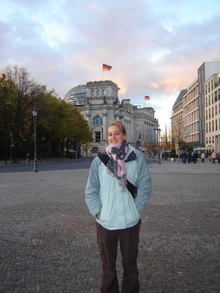 Pippa in front of the Reichstag in Berlin