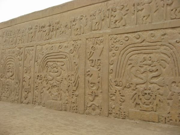 Decorations on the walls of the Huaca del dragon