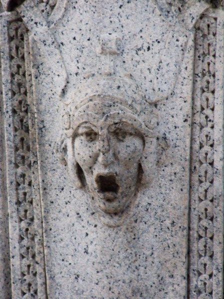 Face on Washington's Arch.  Creepy, eh?
