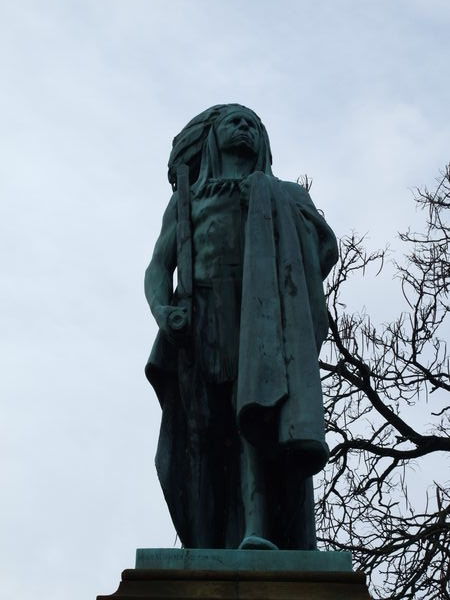 statue of keokuk, looking out over the Mississippi
