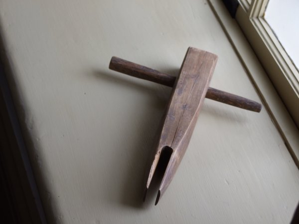 Key used to tighten bed ropes.