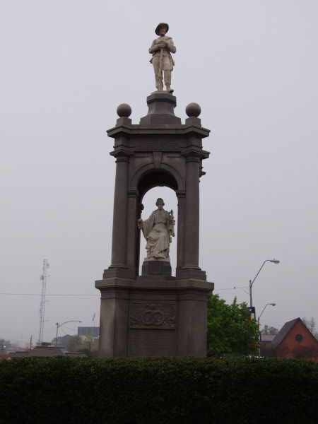 Texarkana's statue to "Their Loyal Confederates."