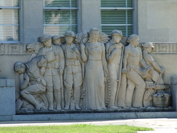 Statuary outside the Mississippi War Memorial
