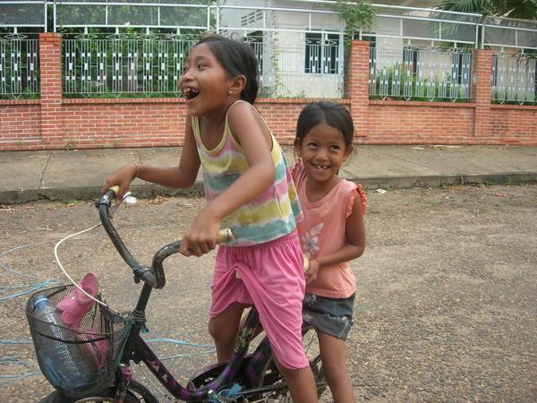 kids ridin bikes