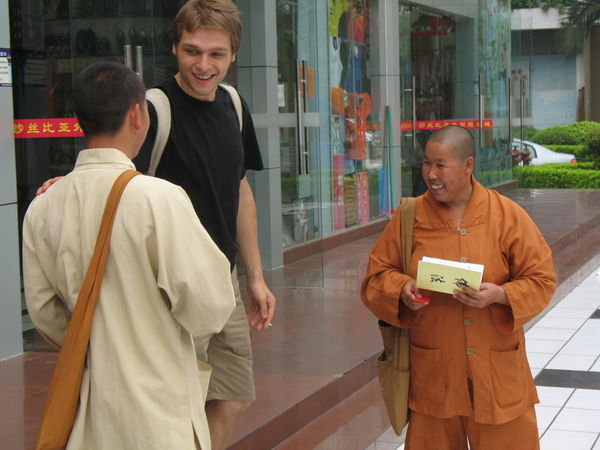 Britti-kaveri ja munkkeja Shenzenissä