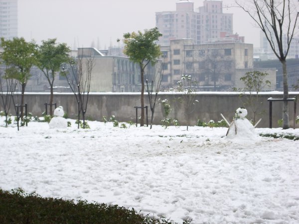 saw these snowmen on the way to find some food