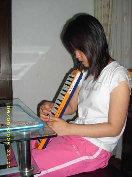hae ji playing an instrument