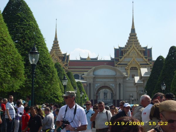 entering Wat Phra Kaew (à¸§à¸±à¸”à¸à¸£à¸°à¹à¸à¹à¸§), the Temple of the Emerald Buddha