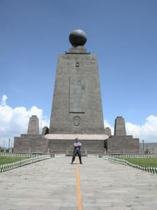 Ecuator monument