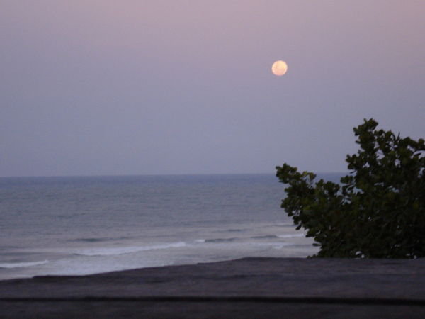 Full Moon Rising, Prahia Pipa