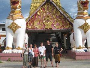 the volunteers in front of 3 Pagodas Pass Buddhist Temple