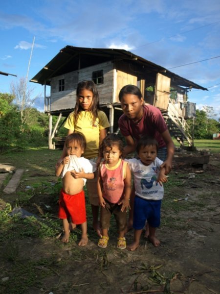 Kids in indigena communidad