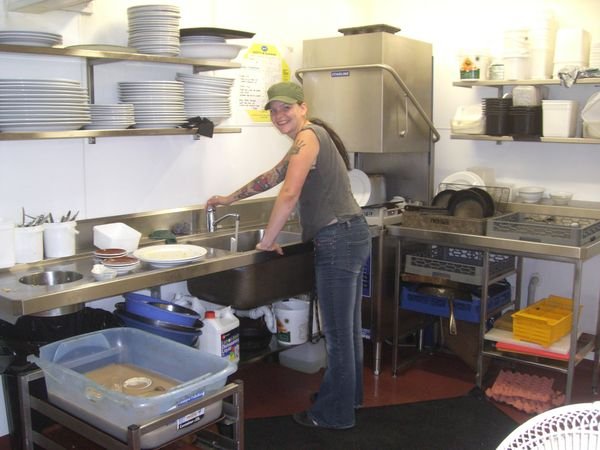 Yvonne beim Arbeiten im Ravenhill Restaurant (vom Tellerwäscher zum ?)