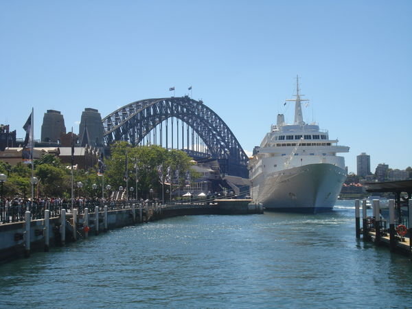 the spectacular harbour bridge..