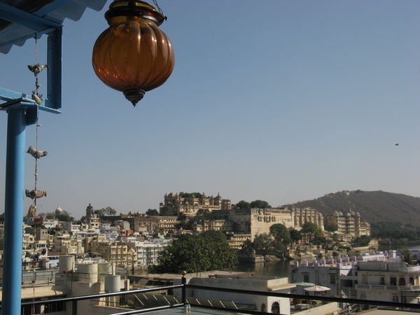 uitzicht op udaipur vanaf het rooftop restaurant van ons hotel /Aussicht auf Udaipur von unserem Rooftop Restaurant in unserem Hotel